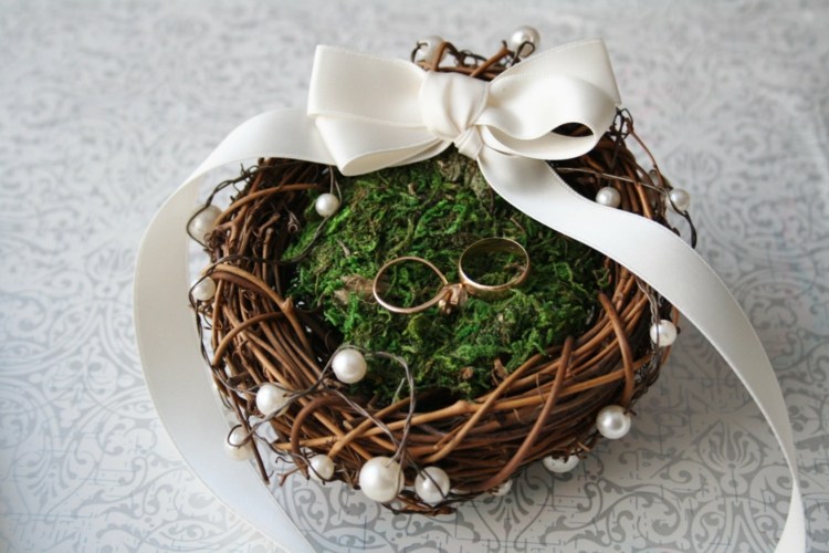 prstencový vankúš-svadobné-vtáčie hniezdo-drotár-vetvičky-mach-biela-stuha-perly