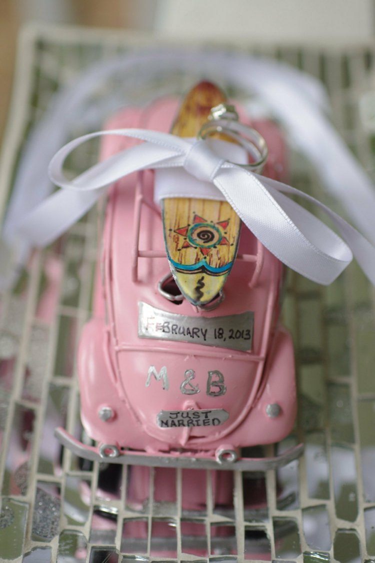 prsteň-vankúš-svadba-vtipný-nápad-ružový-retro-auto-surf