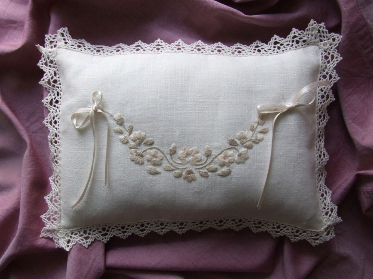 prsten-vankúš-svadba-vinobranie-country-štýl-výšivka-jemné-diskrétne