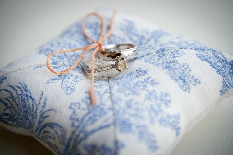prstenový vankúš na svadbu vintage-modrá-vzor-romantická-priadza