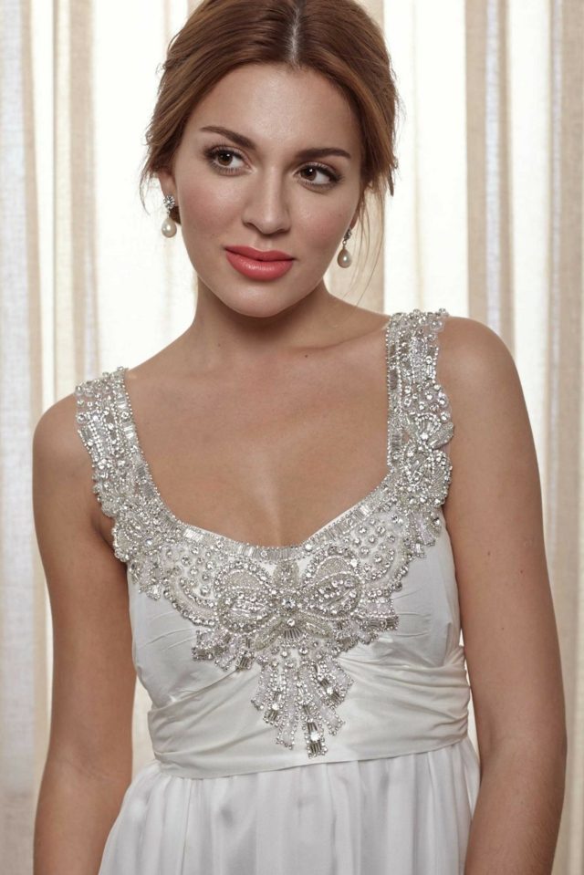 Tieto svadobné šaty predstavujú žiarivý sen Anna Campbell špagety nosič perál sen