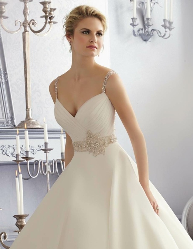 V týchto jemných svadobných šatách je prízvuk na perlovej výšivke hodvábne biele svadobné šaty trblietavé snového pása