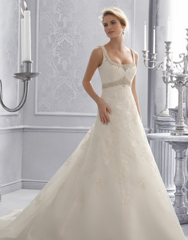 Romantické svadobné šaty - tu sa obzvlášť krásne zvýrazní dekolt perly kryštály ramienka dekolt dlhé elegantné