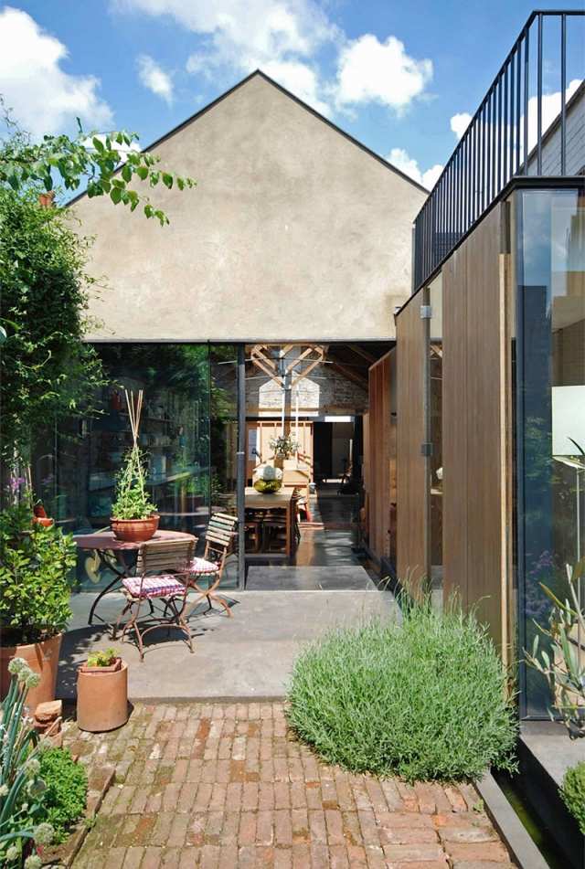 štítový dom v londýnskej ulici kilburn pruh malé záhradné rastliny