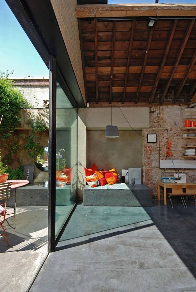 sedlový dom kilburn pruh sklené posuvné dvere betónová podlaha