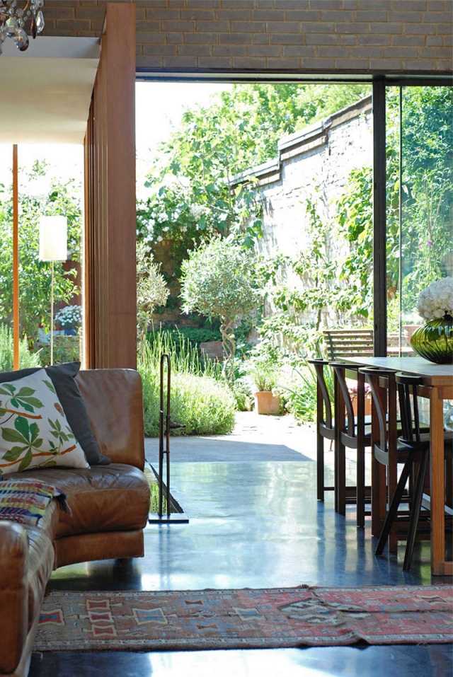 Sedlový dom v londýnskej jedálni s posuvnými dverami