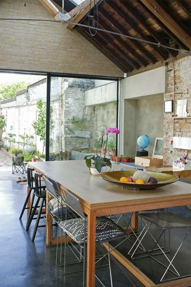 Sedlová strecha dom sklenené posuvné dvere jedálenský kút rustikálne moderné