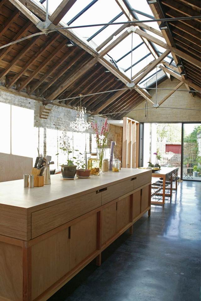 dom londýn rustikálna sedlová strecha moderný drevený kuchynský ostrov