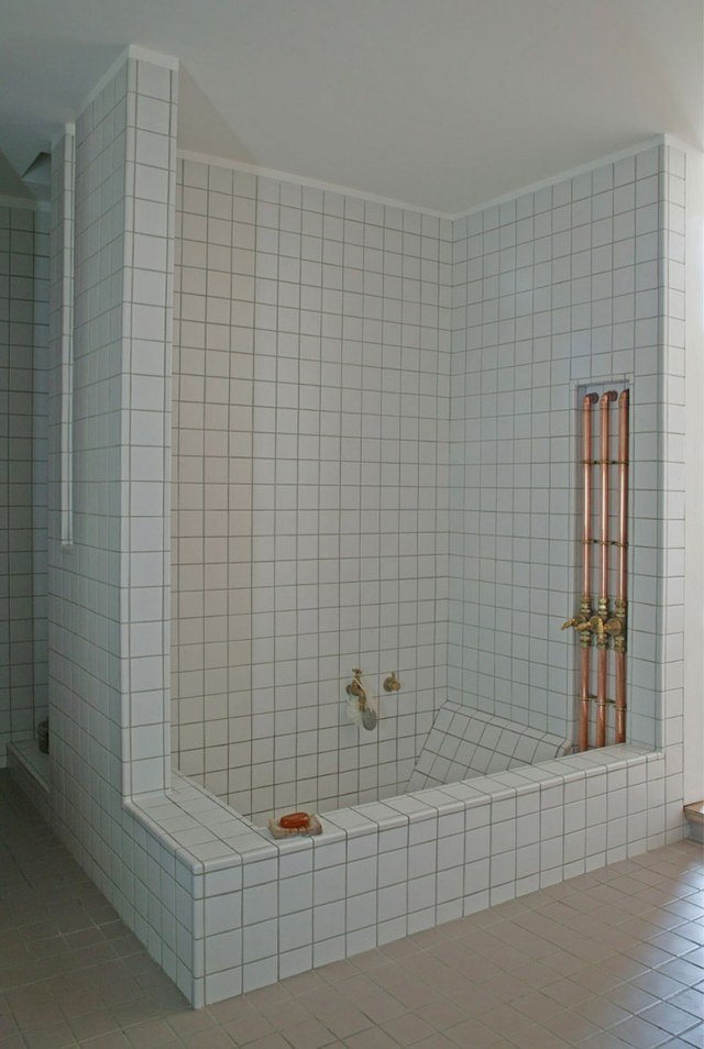 sedlový dom v londýnskej kúpeľni biele obklady z medi