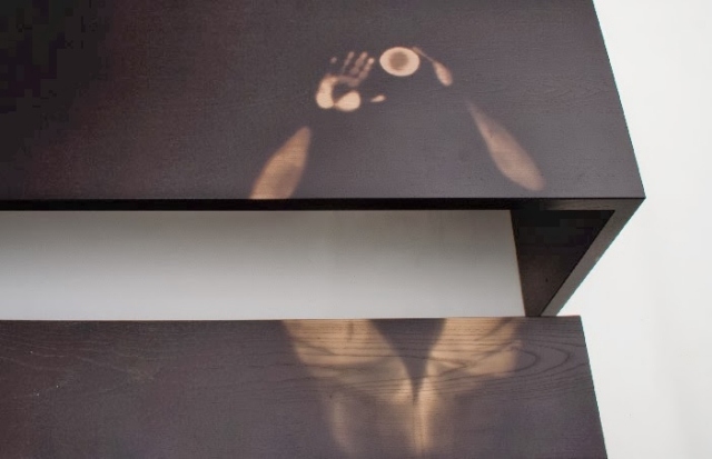 jay watson zdržiava-trochu dlhší-dizajnérsky stôl-reaguje na teplo jay watson dizajnér inovatívny stôl-reaguje na teplo