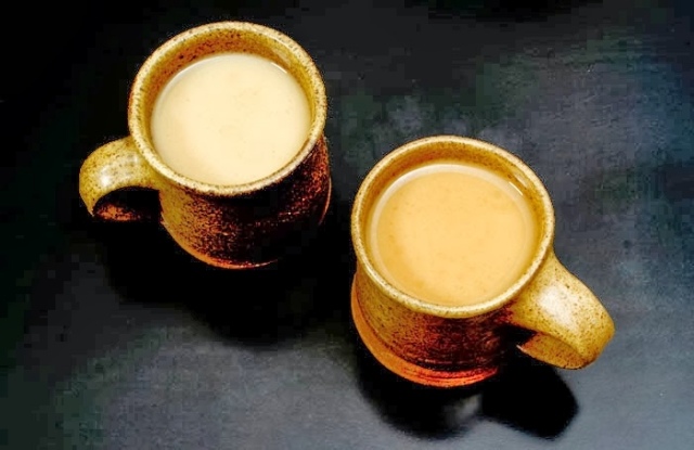 Drevený stôl s lavicovo-čiernym dubom reaguje na teplo teplé predmety drevená stolová lavica čierny dub reaguje na horúce predmety