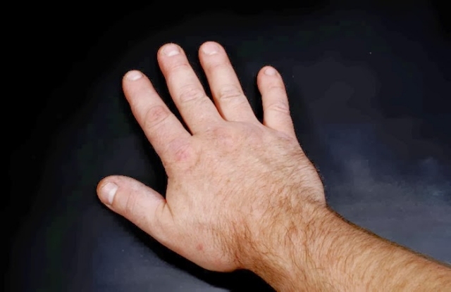 zanechať odtlačky prstov-efekt dosiahnutý-minimalistický stolný termochromický lak zanechajte odtlačky prstov s efektom inovatívnej povrchovej úpravy termochromickým lakom