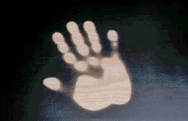 odtlačok ruky - termochromatická farba reaguje na teplo odtlačok ruky - farba termo chrómového laku reaguje na telesné teplo