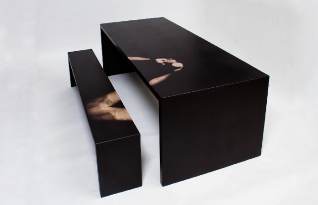 drevený stôl s lavicovo-termochromickým lakovaným povrchom-čierna stôl s lavicovým termochromickým lakom reaguje na teplo