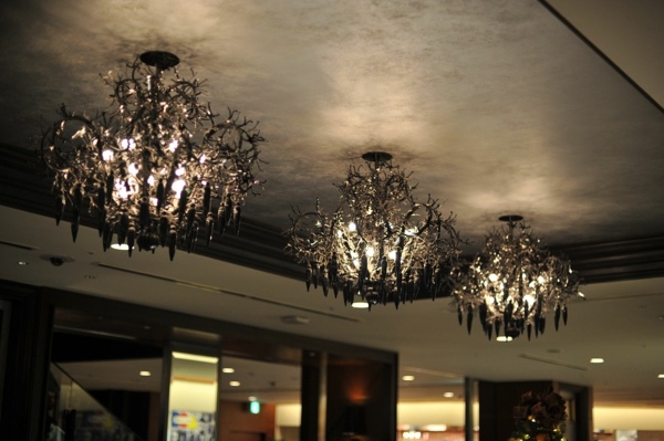 neobvyklé čierne lustre efektné čierne lustre