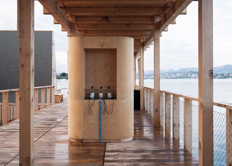 K dispozícii sú 4 sušiče vlasov pavilón na drevo-pavilón-zurichsee-sušič vlasov-kúpeľ