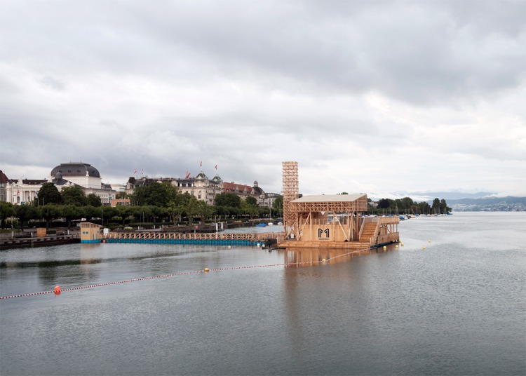 Drevená plošina plávajúca nad Zürišským jazerom drevený pavilón-zurichsee-mitte-see-schwimmend