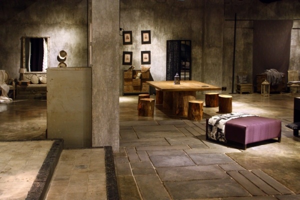 Interiér showroomu kamenné obklady schody masívne drevo