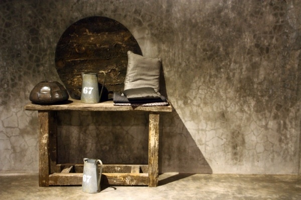 Interiér showroomu drevený stôl odhalené betónové artefakty