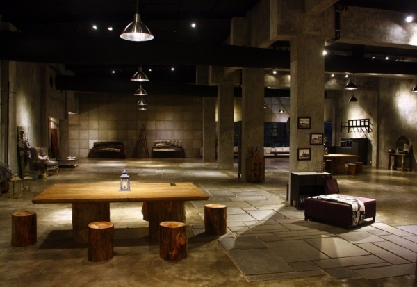 Exkluzívny interiérový dizajn stolovej stoličky z masívu