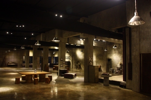 Showroom s exkluzívnym interiérovým dizajnom z pohľadového betónového kameňa