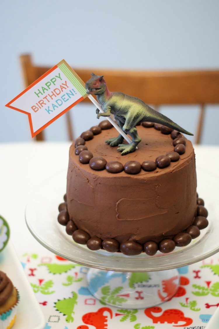 dinosauria torta pre deti hračka k narodeninám čokoládové cukríky