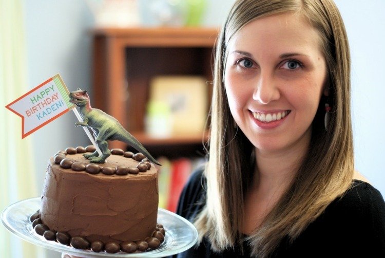 dino čokoládový koláč recept na ozdobu maslovej krémovej postavičky