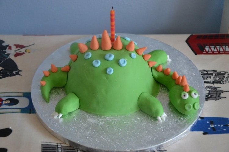 dino torta urobte si fondánovú pologuľu ozdobte zelenou