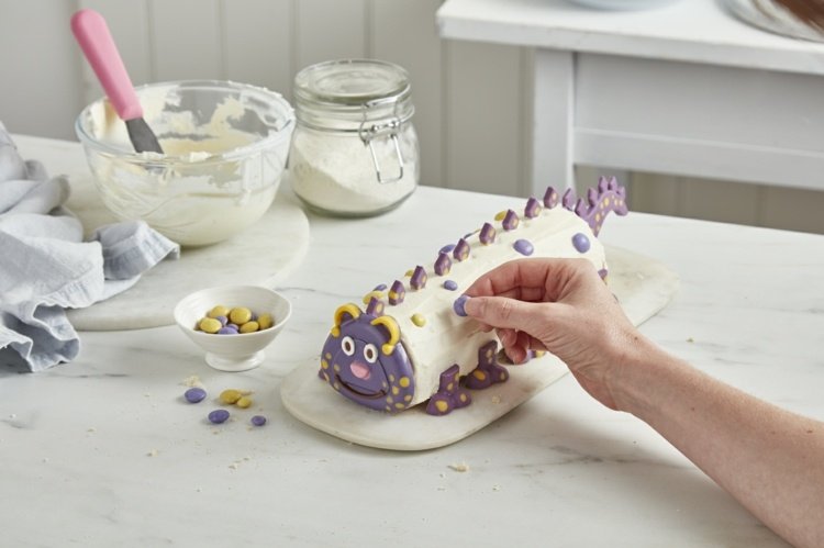 dino tortová šablóna na zdobenie jednoduchej detskej narodeninovej oslavy