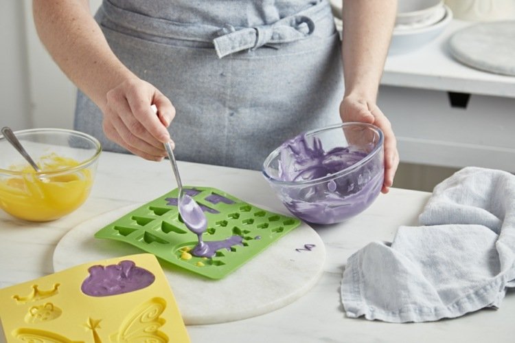 vyrobte si silikónovú formu na dino tortu sami