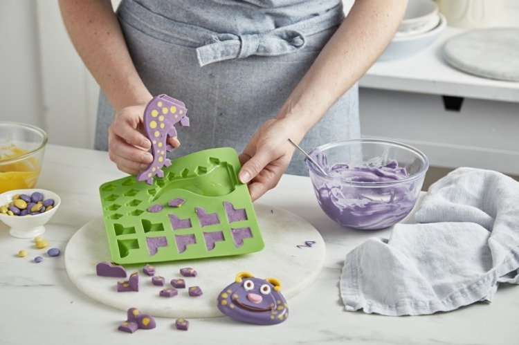 dinosauria torta silikónová forma dekorácia čokoládovo zafarbený chvost