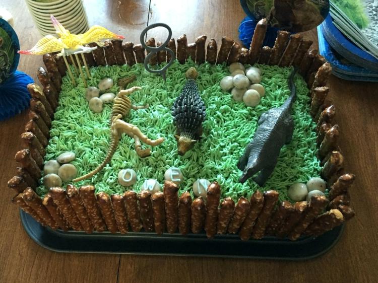 Buttercream dinosaurie pečenie zdobenie narodeninových skamenelín figúrky