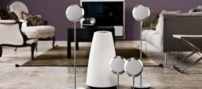 model biely soundsystem design bang und olufsen model bieleho zvukového systému navrhnutý spoločnosťou Bang a Olufsen