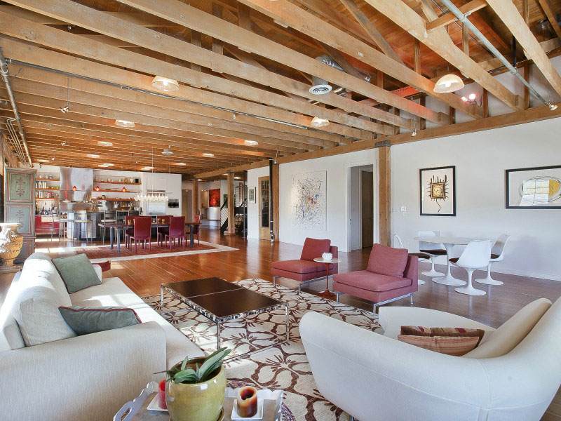 Penthouse loft so strešnou terasou, drevenými trámami, teplými farbami Penthouse loft so strešnou terasou, drevenými trámami, teplými odtieňmi farieb