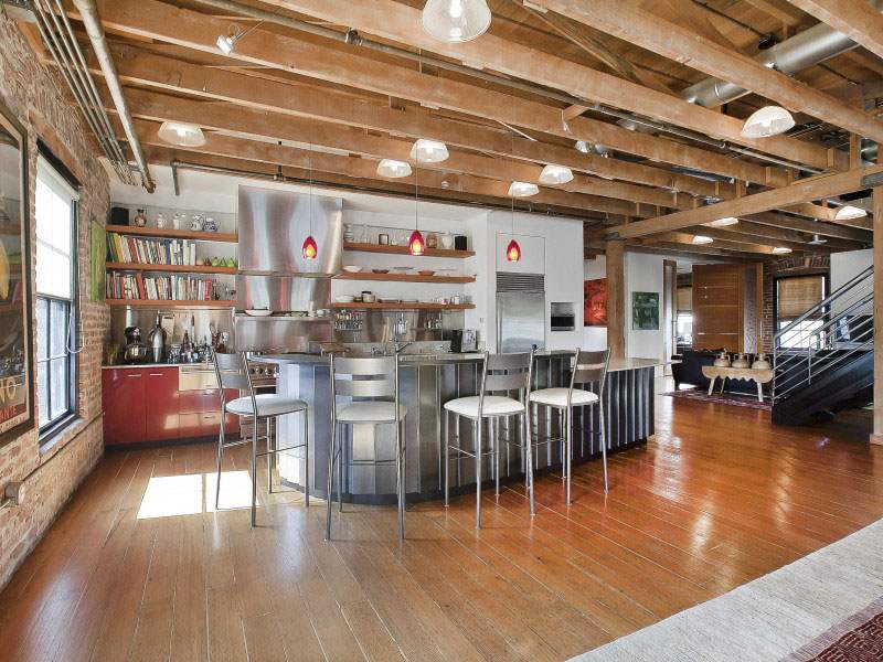 Penthouse hala podlaha drevené trámy nerezové kuchynské ostrovné barové stoličky Penthouse Podkrovná hala podlaha drevené trámy nerezové kuchynské ostrovné barové stoličky