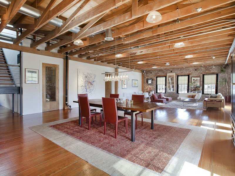 Penthouse so strešnou terasou a otvoreným priestorom na posedenie Strešný podkrovný apartmán so strešnou terasou a otvoreným pôdorysným jedálenským kútom