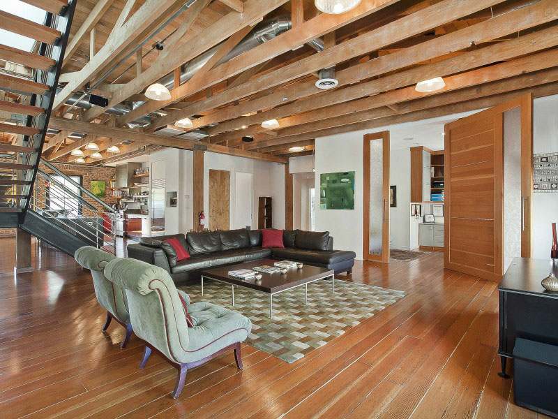 Podkrovie so interiérovým dizajnom strešnej terasy nábytok do obývačky teplé nuansy Penthouse loft so interiérovým dizajnom strešnej terasy a obývacou izbou