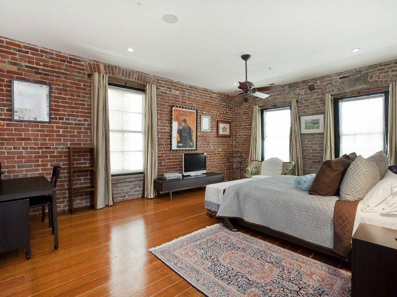 Penthouse so strešnou terasou a spálňou s tehlovou stenou Strešný apartmán so strešnou terasou a spálňou s tehlovou stenou