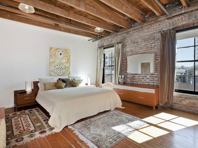 spálňa dizajn tehlová stena doska podlaha drevené trámy spálňa tehlová stena doska podlaha drevené trámy veľké okná