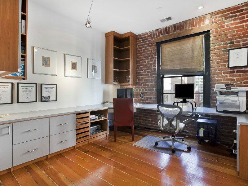 Strešný podkrovný apartmán so strešnou terasou a drevenou podlahou z domácej kancelárie Penthouse so strešnou terasou a drevenou doskou z domácej kancelárie