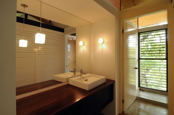 Jednoduché nápady na zariadenie kúpeľne nástenné osvetlenie