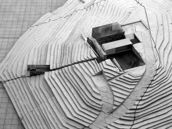 podzemný dom - fasáda vyššie