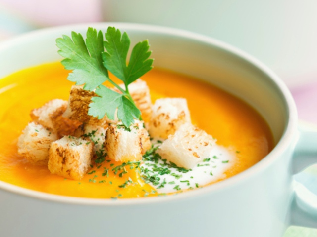 vegetariánsky recept na tekvicovú krémovú polievku s krutónmi s petržlenovou vňaťou