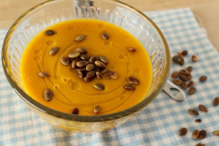 Tekvicová-smotanová polievka-recept-podávaný-s-tekvicovými semienkami