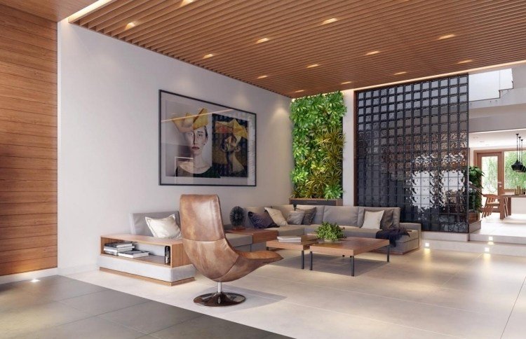 moderná obývačka v neutrálnych farbách - svetlo šedá a drevo vertikálna záhrada-obývacia izba-rohový gauč-drevený strop-bod-šedá-rozdeľovač miestnosti