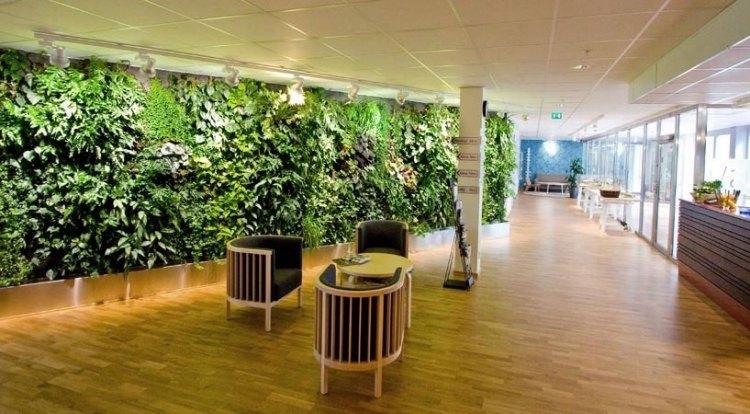 verejné priestory dosahujú iný, prirodzený pocit, ktorý je možné sprostredkovať ľuďom vertikálne-záhradné-drevené-podlahové-kreslo-moderné-otvorené-plánovanie-vnútorné-záhradné-bodové svetlá