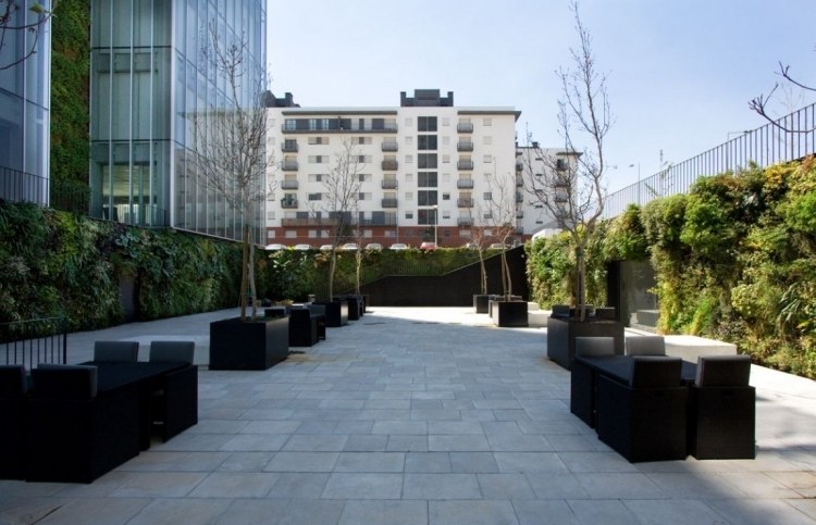 Strešná terasa s posedením a osadenými stenami vertikálne-záhradné-vonkajšie-strešné-terasy-záhradné-stromy-stoly-kreslá-čierne