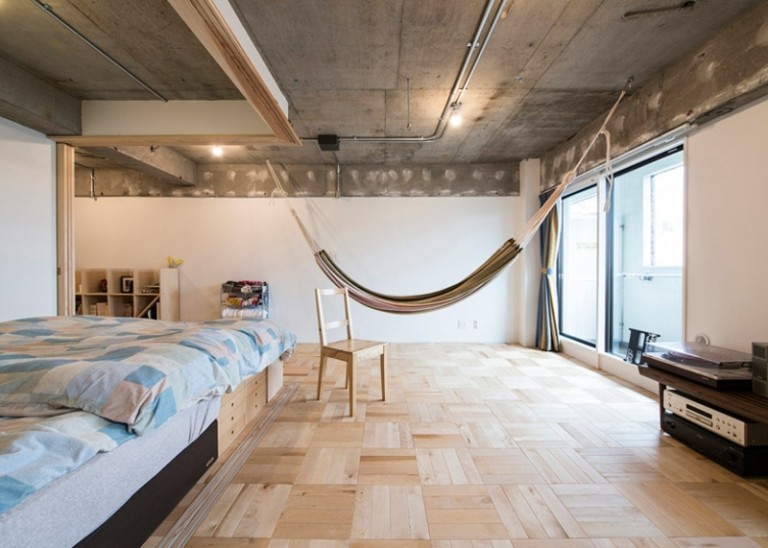 Hojdacia sieť-drevená stolička-podlaha-parkety