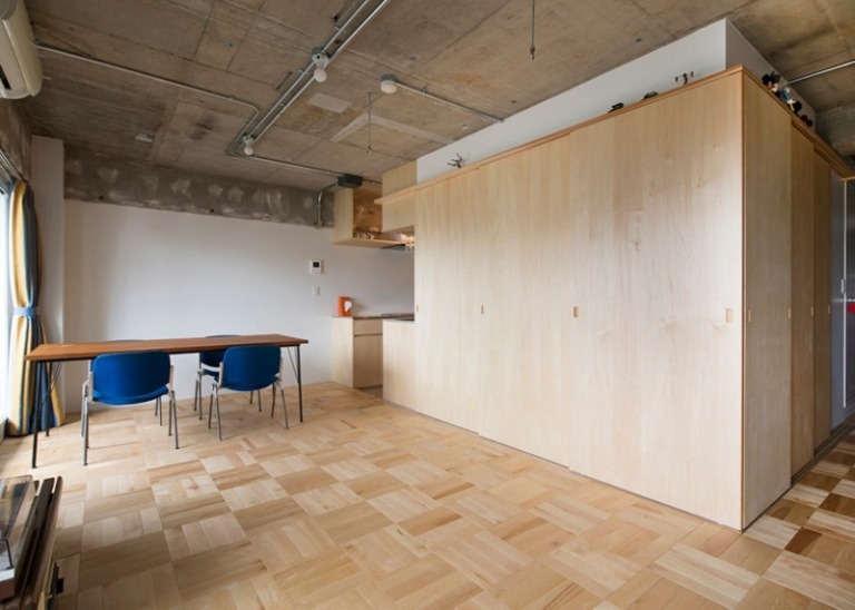 modré stoličky stôl z masívu