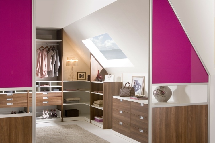 vstavaná skriňa šikmá deliaca stena ružové drevené komody svetlík